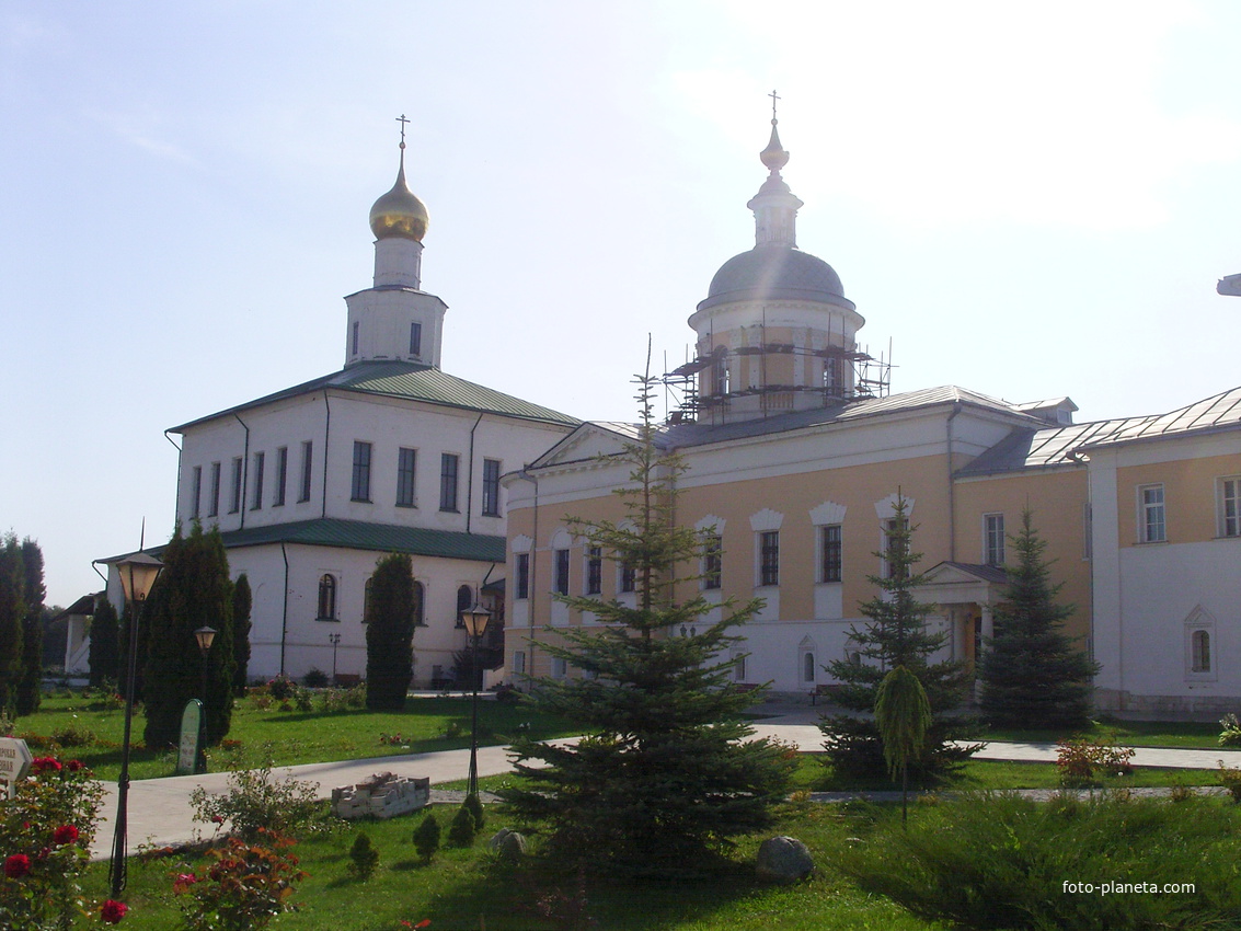 Старо-Голутвин мужской монастырь. Богоявленский собор (слева) и храм в честь преподобного Сергия Радонежского (справа)