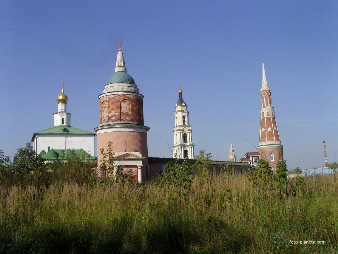 Панорама Старо-Голутвина мужского монастыря. Собор Богоявления Господня, башня игумена Самуила, колокольня над Святыми воротами, надкладезная часовня, восточная башня Казакова.