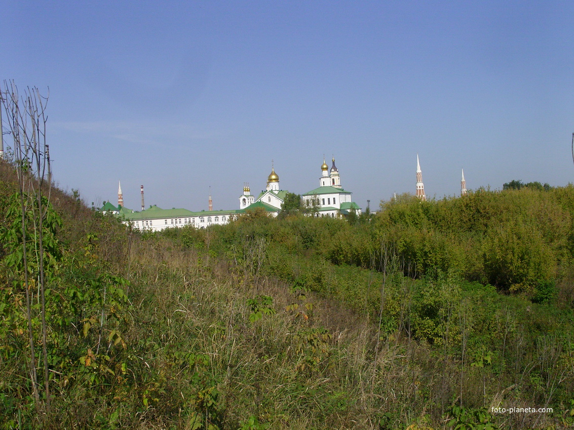 Панорама Старо-Голутвина мужского монастыря со стороны ж/д насыпи между Окой и Москвой