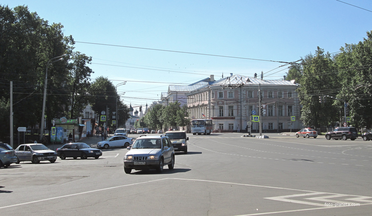 Красная площадь с выходом на улицу Советскую.