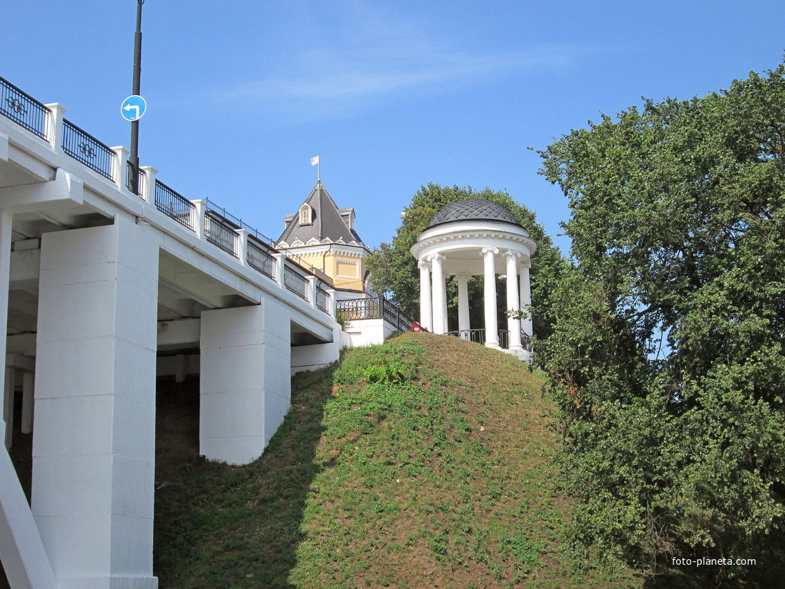 Воздвиженский мост на Волжской набережной.