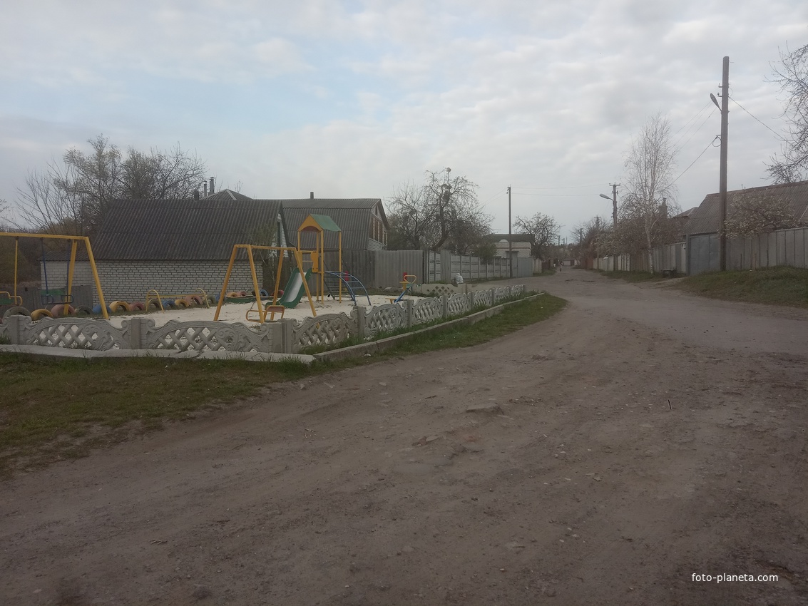 Детская площадка на улице Низовая.