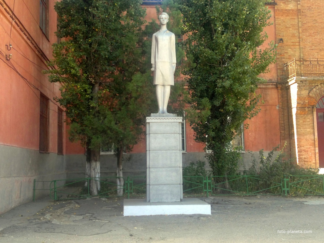 Белгород-Днестровский. Памятник Зое Космодемьянской.