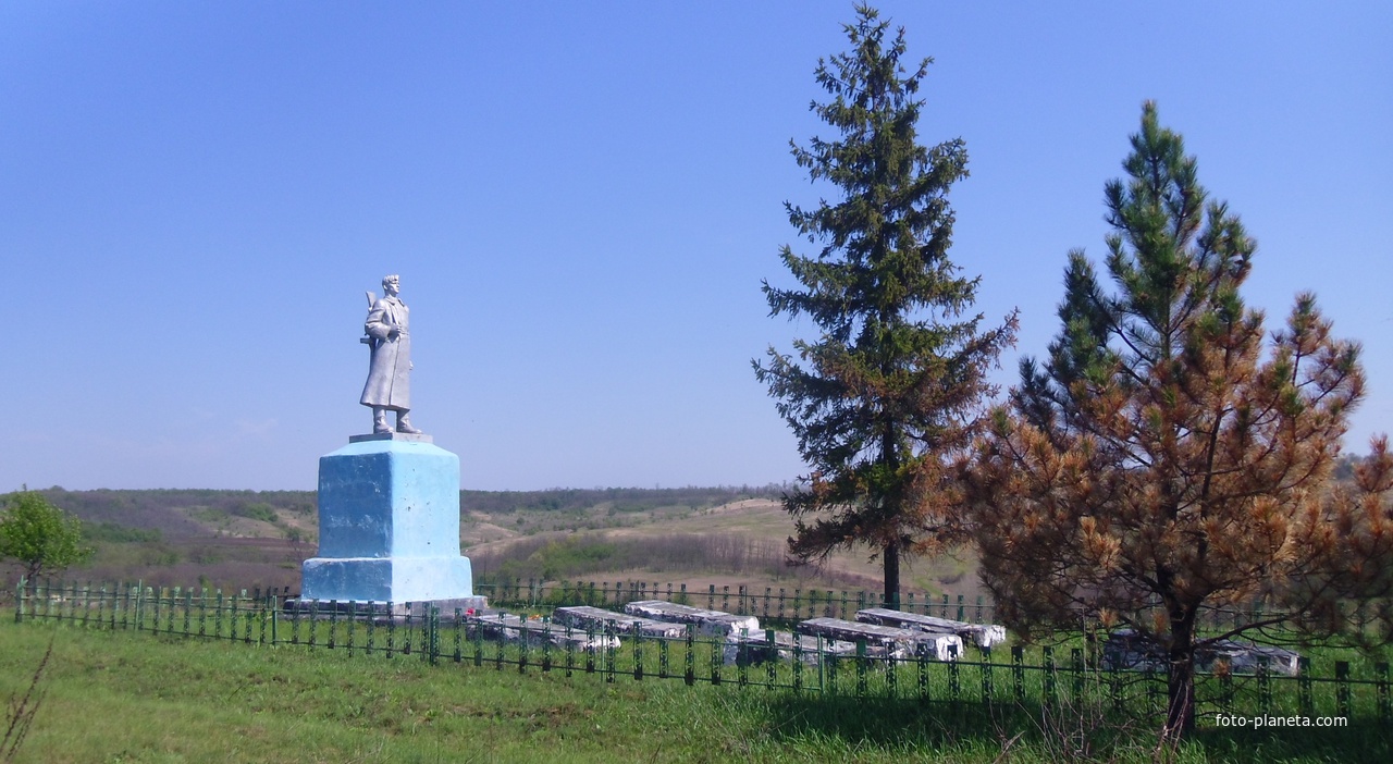 Братская могила советскихих воинов. Похоронено 117 воинов.Южная окраина села, на высокой горе.