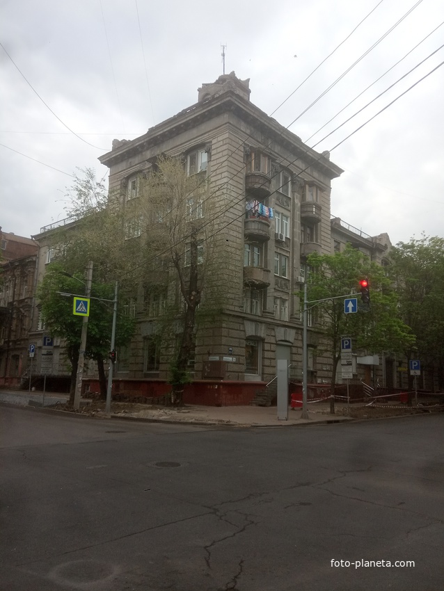 Перекресток улиц Михаила Грушевского и Староказацкой.
