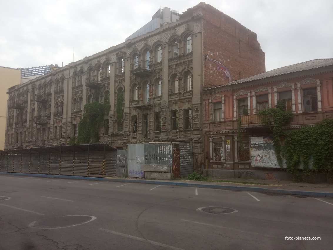 Демонтаж старых зданий на улице Харьковской.
