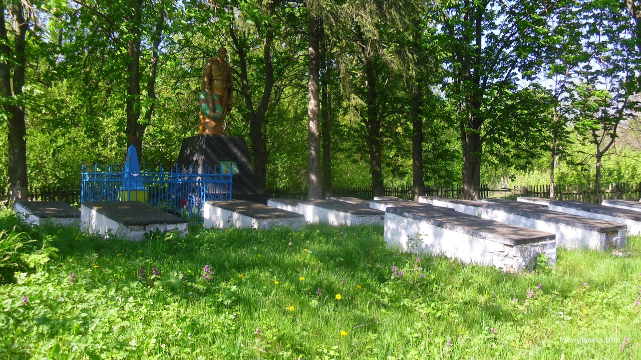 Братская могила советских воинов. Похоронено 276 воинов.