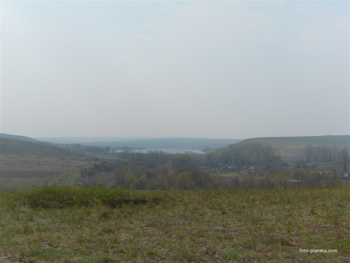 Вид из посёлка на Краснянское водохранилище.