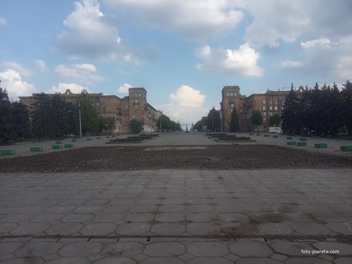 Вид на Соборный проспект от ДНЕПРОГЭСА. Раньше такого ракурса быть не могло - стоял памятник Ленину.