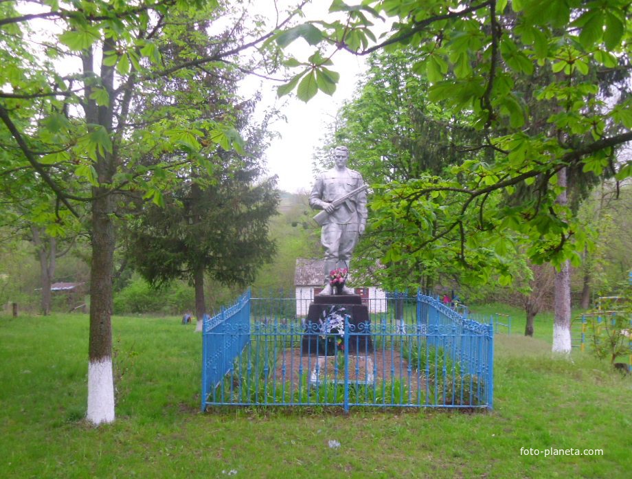 Братская могила воинов погибших при освобождении села Малое Староселье от фашистско-немецких захватчиков в 1943 году.Территория школы.