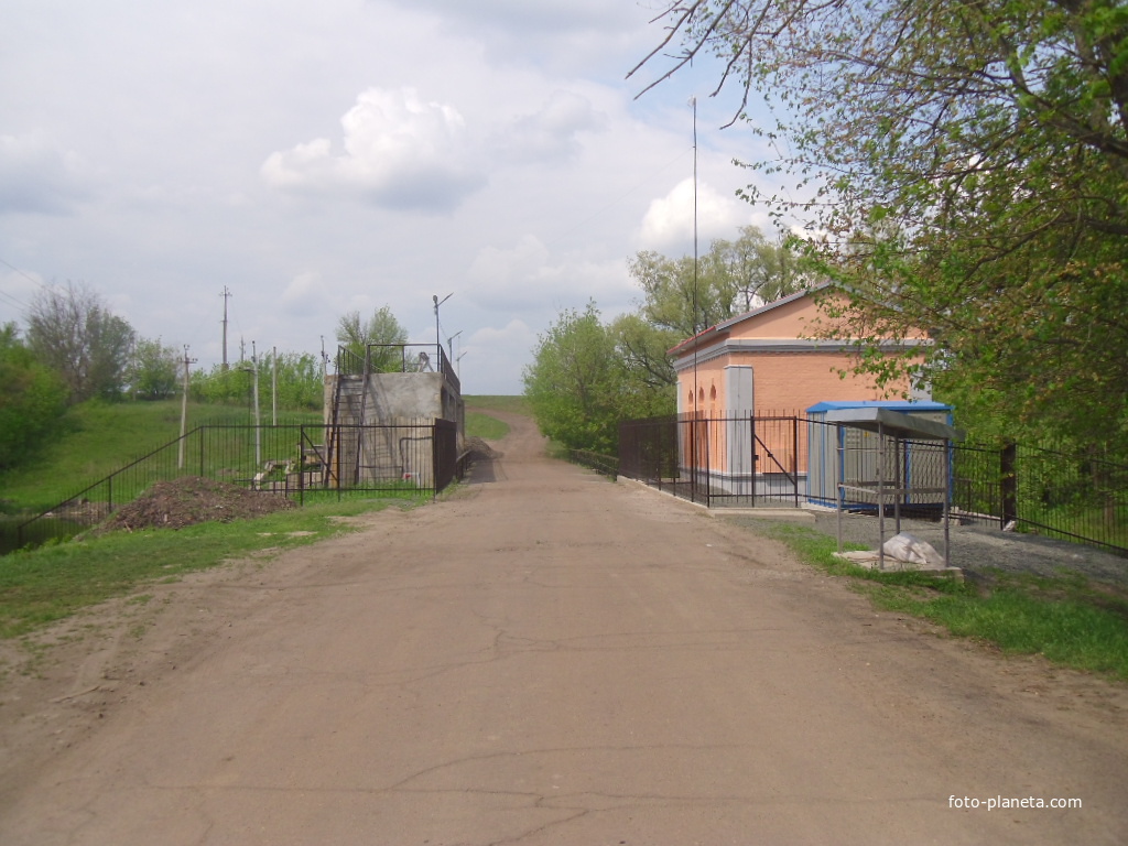 Дорога по плотине Тясминской ГЭС села Большая Яблоновка.