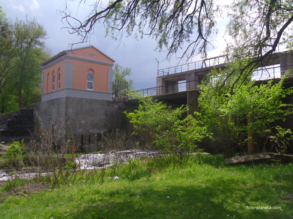 ГЭС села Большая Яблоновка построенная в 1953 году.Вид с левого берега.