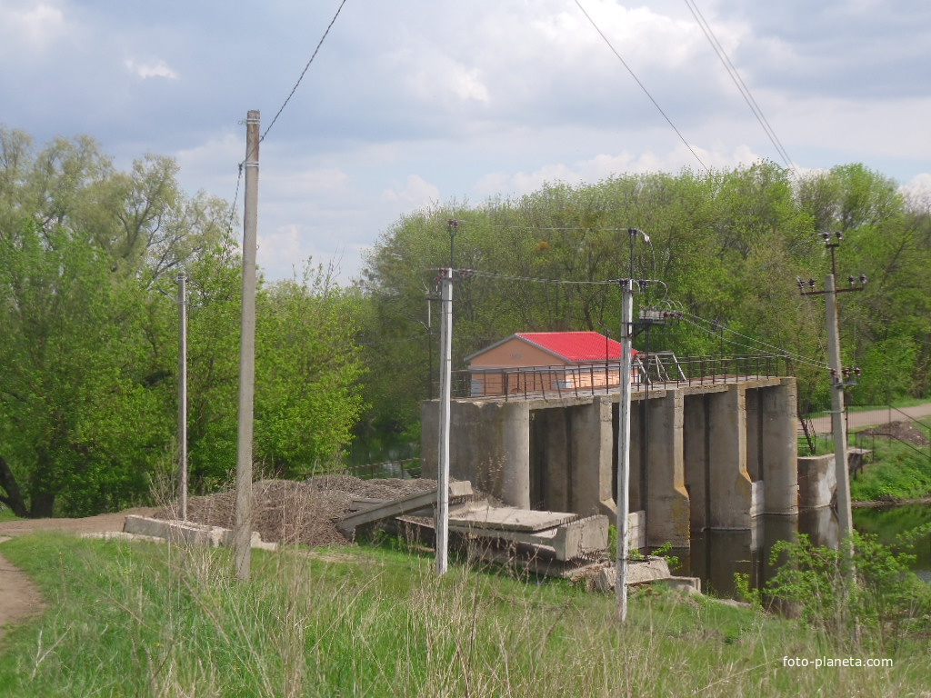 Восстановленная в 2020 г.  после 30 с лишним лет простоя,действующая ГЭС села Большая Яблоновка построенная в 1953 году.Вид с левого берега реки Тясмин.