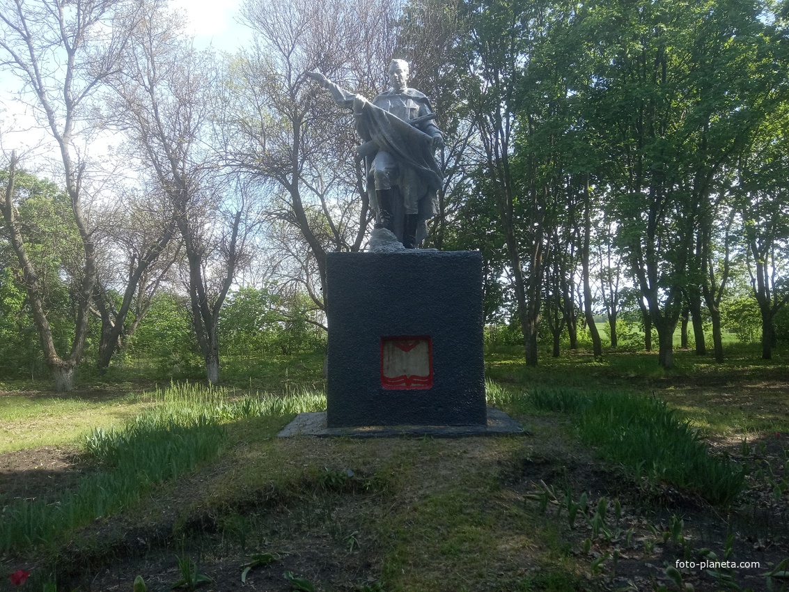Памятник Великой Отечественной в парке около врачебной амбулатории.