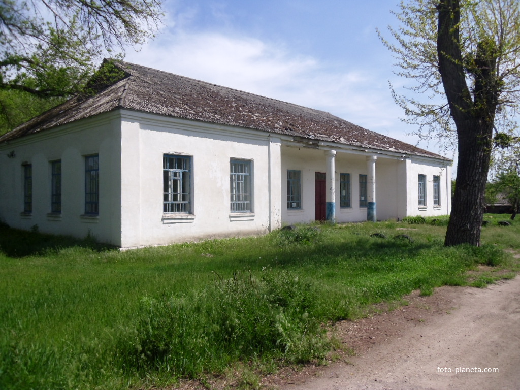 Бывшая школа села Стримовка.