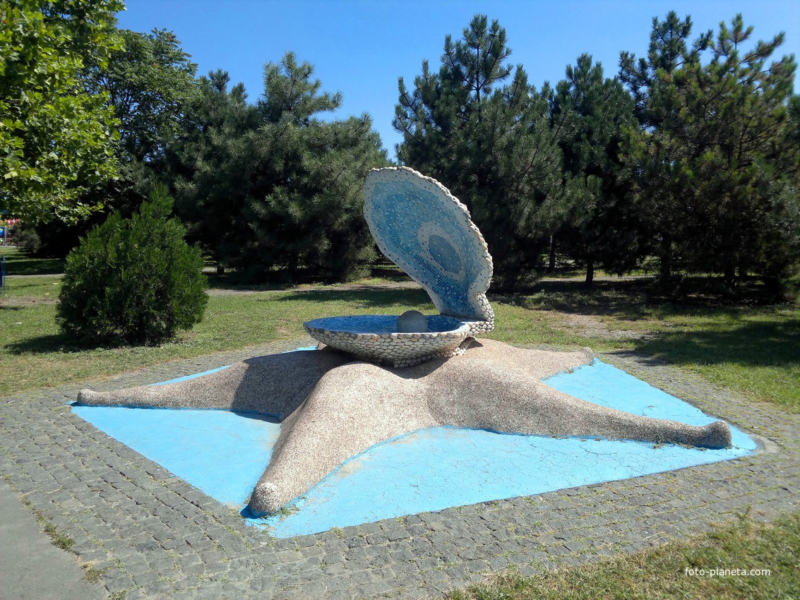 Черноморск. Скульптура &quot;Морская раковина с жемчужиной&quot;.