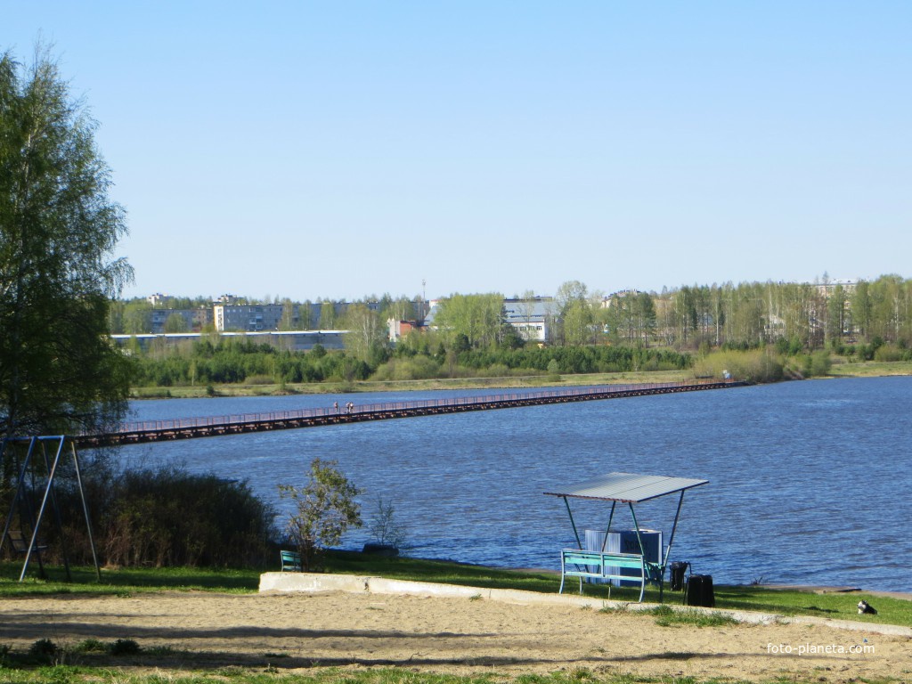 Вид с пляжа на мост