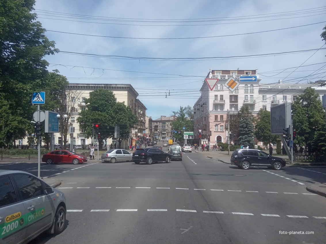 Перекресток улиц Артёма и проспекта Карла Маркса.