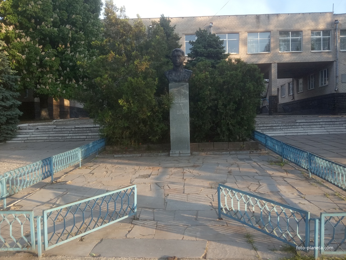 Памятник Герою Советского Союза Алексею Слободчикову.