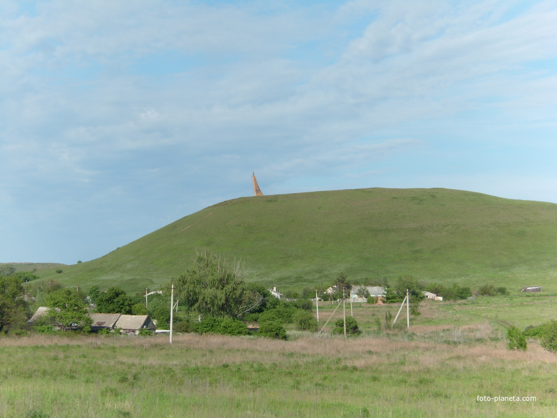 Гора с памятником &quot;Слава Героям&quot; в Македоновке.