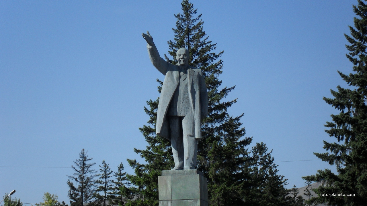 Памятник ленину