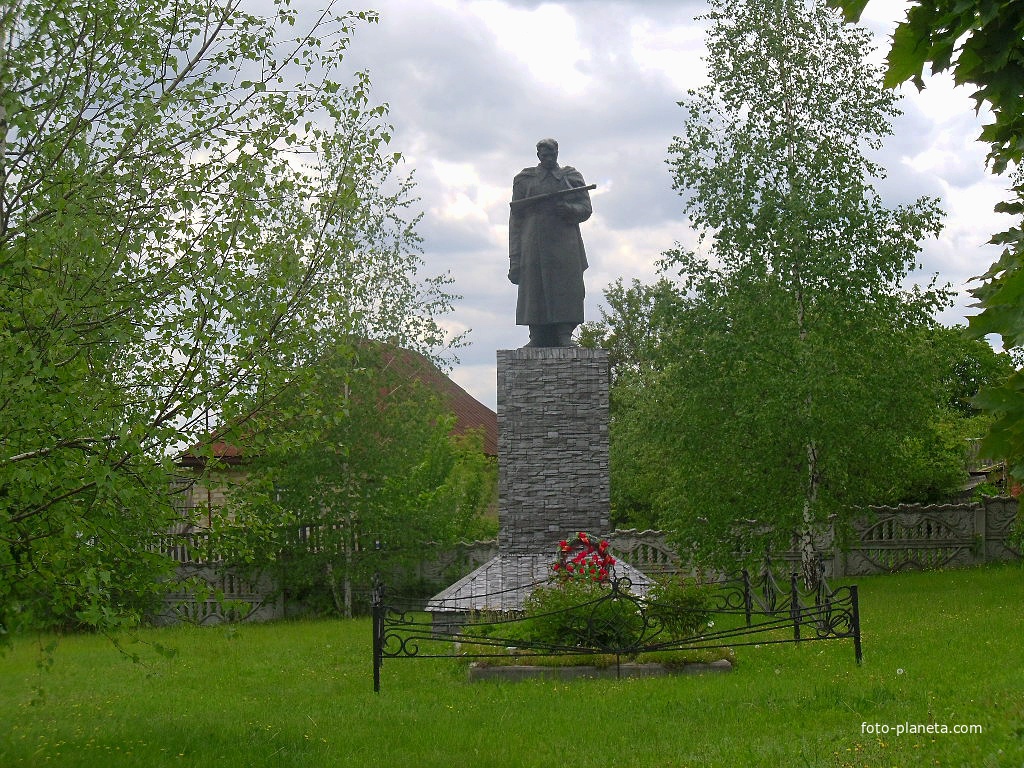Братская могила советских воинов,похоронено 11 воина. Памятник воинам-землякам.
