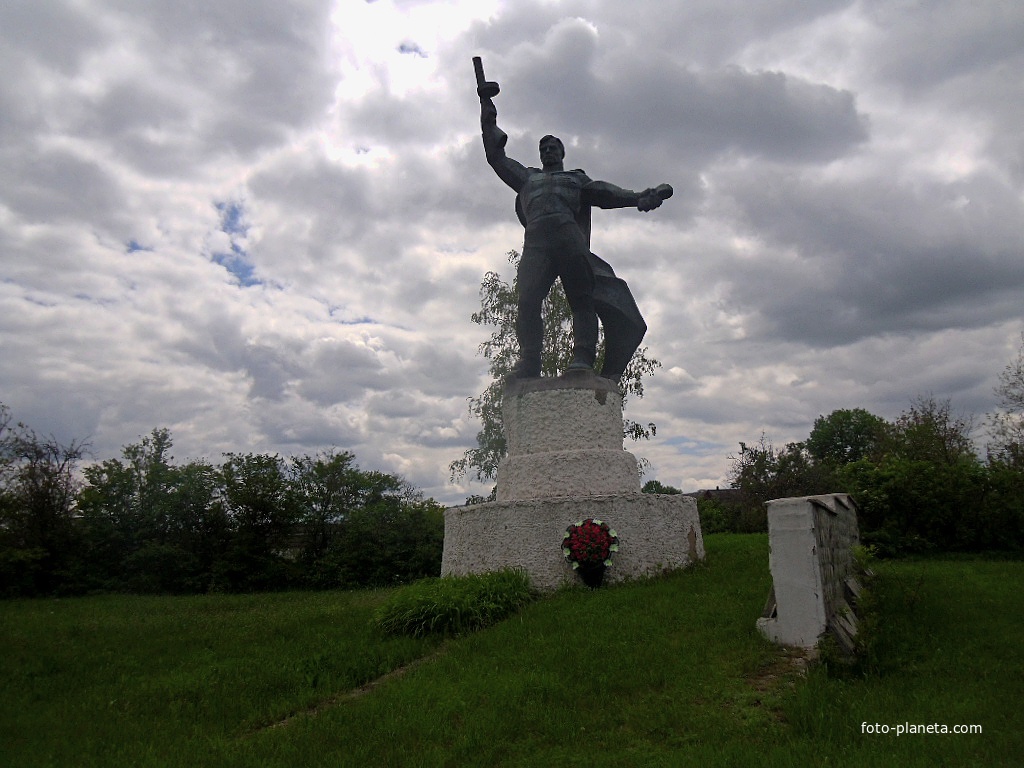 Братская могила советских воинов. Похоронено 369 воина.