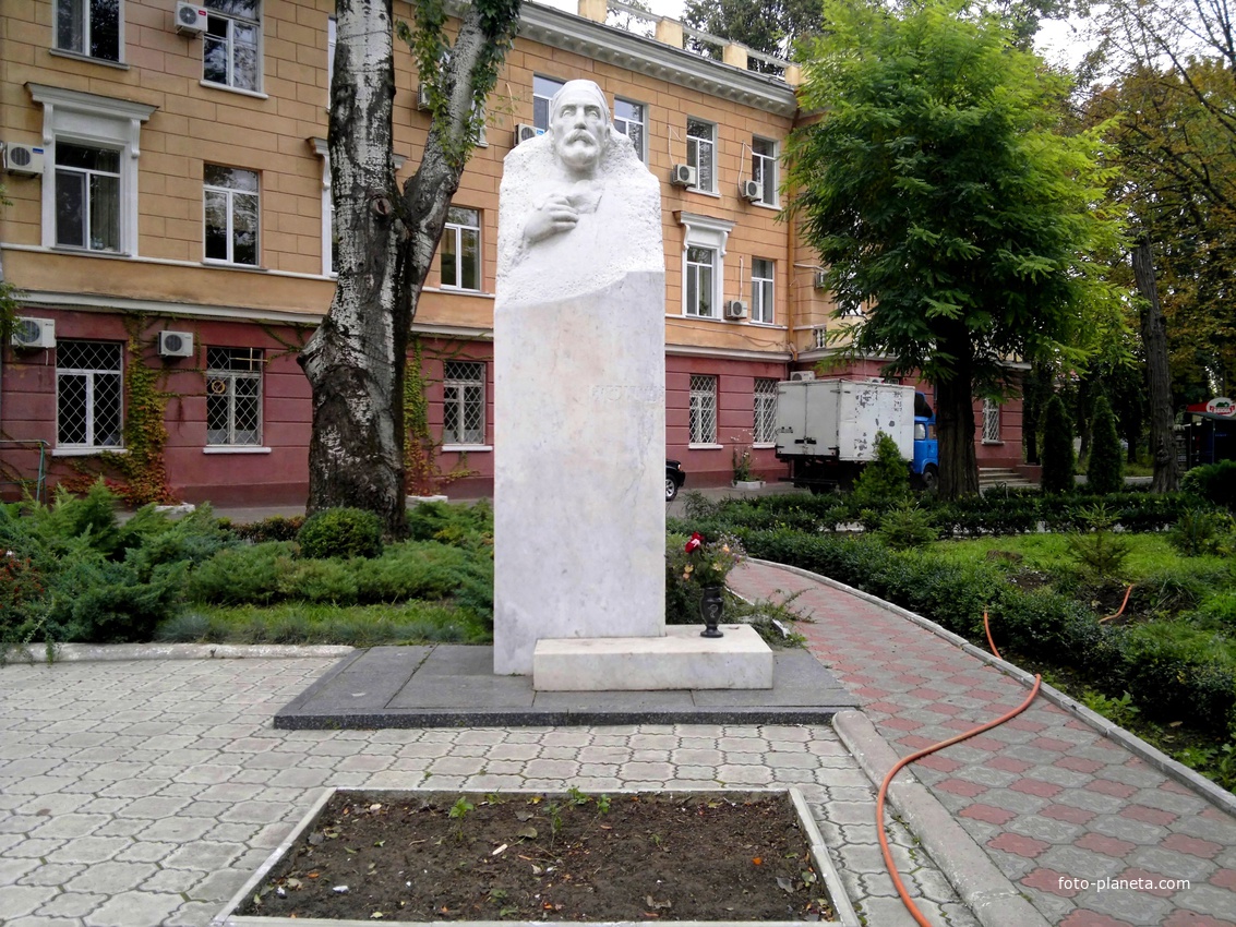 Памятник Владимиру Петровичу Филатову.