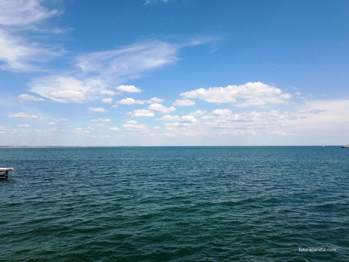 Одесский залив Чёрного моря (вид с Морского вокзала).