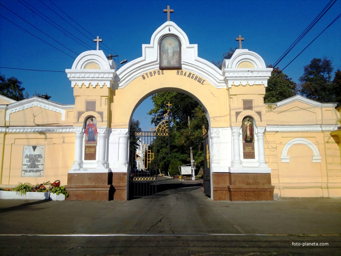 Ворота Второго Христианского кладбища.