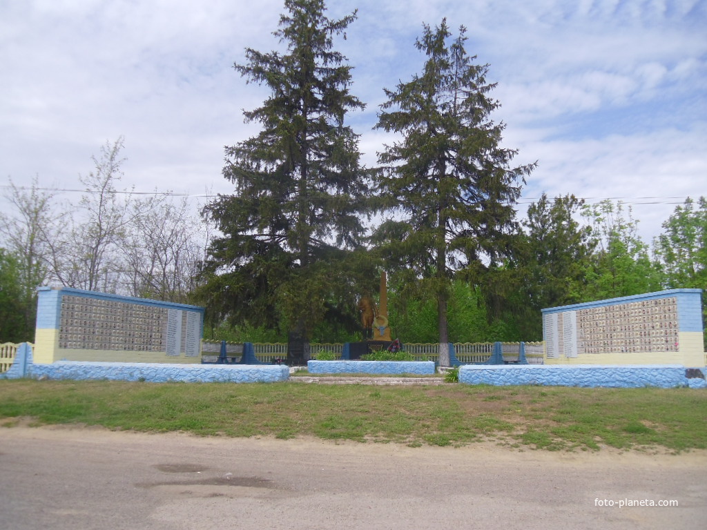 Братская могила и памятник погибшим односельчанам в с. Цибулево Знаменского района.