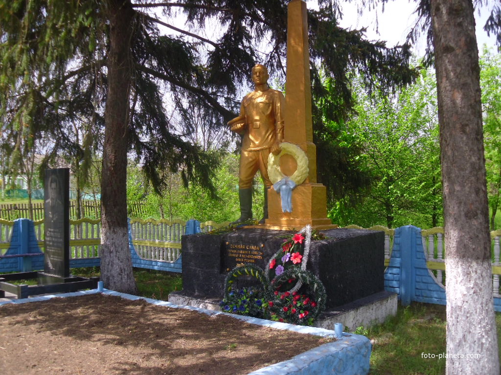 Братская могила и памятник погибшим односельчанам в с. Цибулево Знаменского района