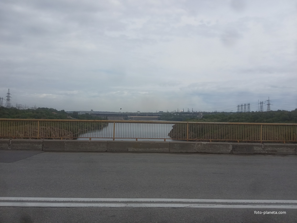 Вид на Легендарный ДНЕПРОГЭС с моста через Старый Днепр.