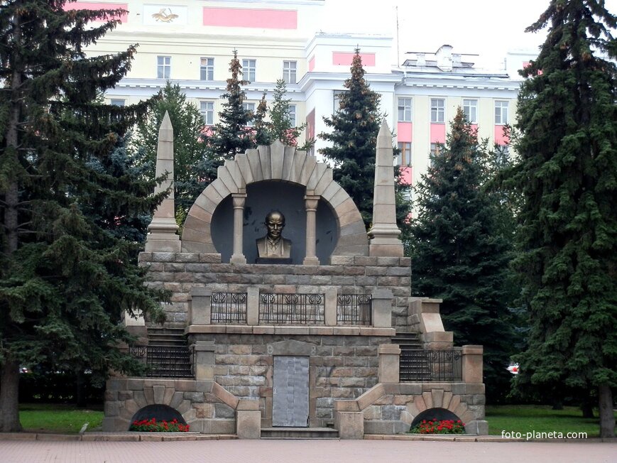 Памятник-мавзолей Ленину