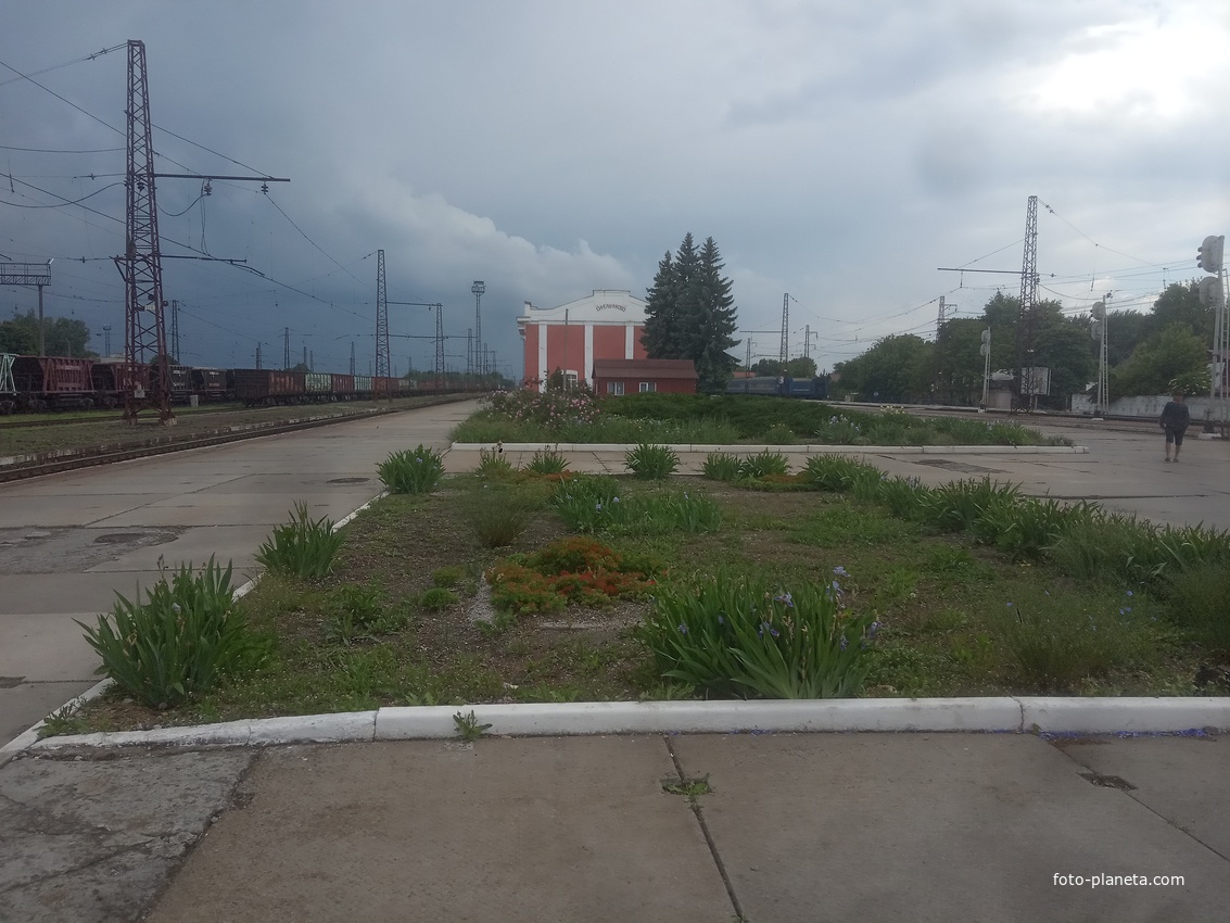 Железнодорожная станция Синельниково-1. Вокзал островного типа. Вид на юг.