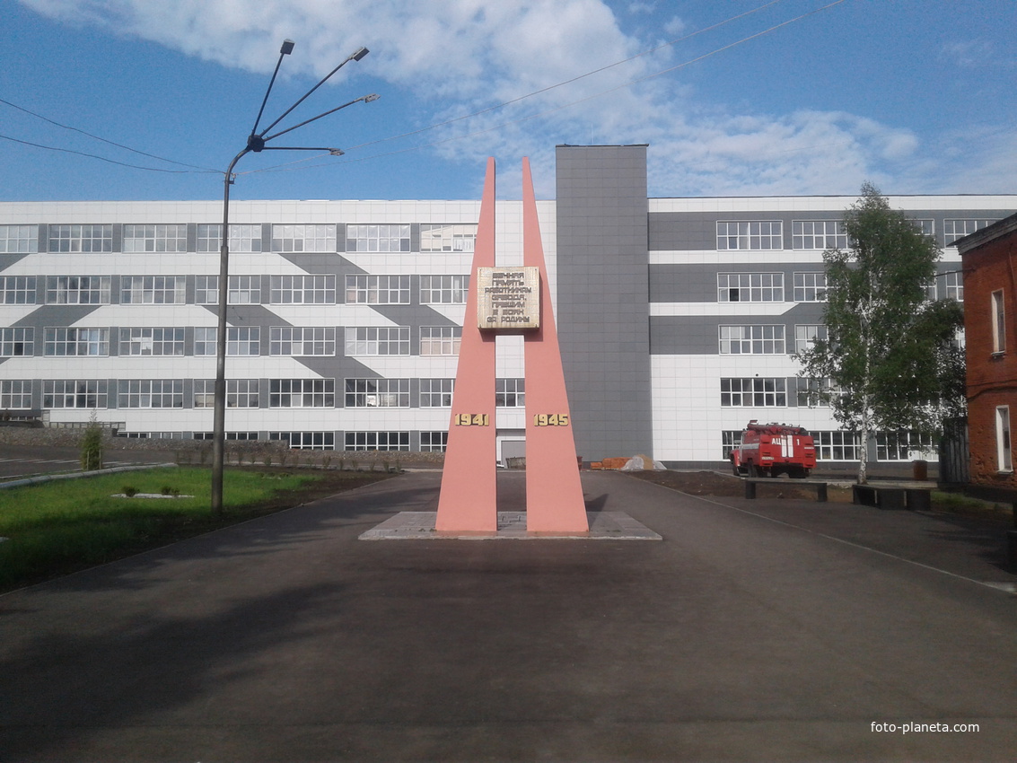 Монумент на территории Ижевского Механического Завода.