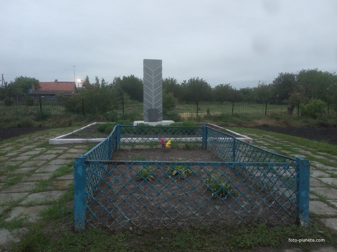 Братская могила советских воинов.