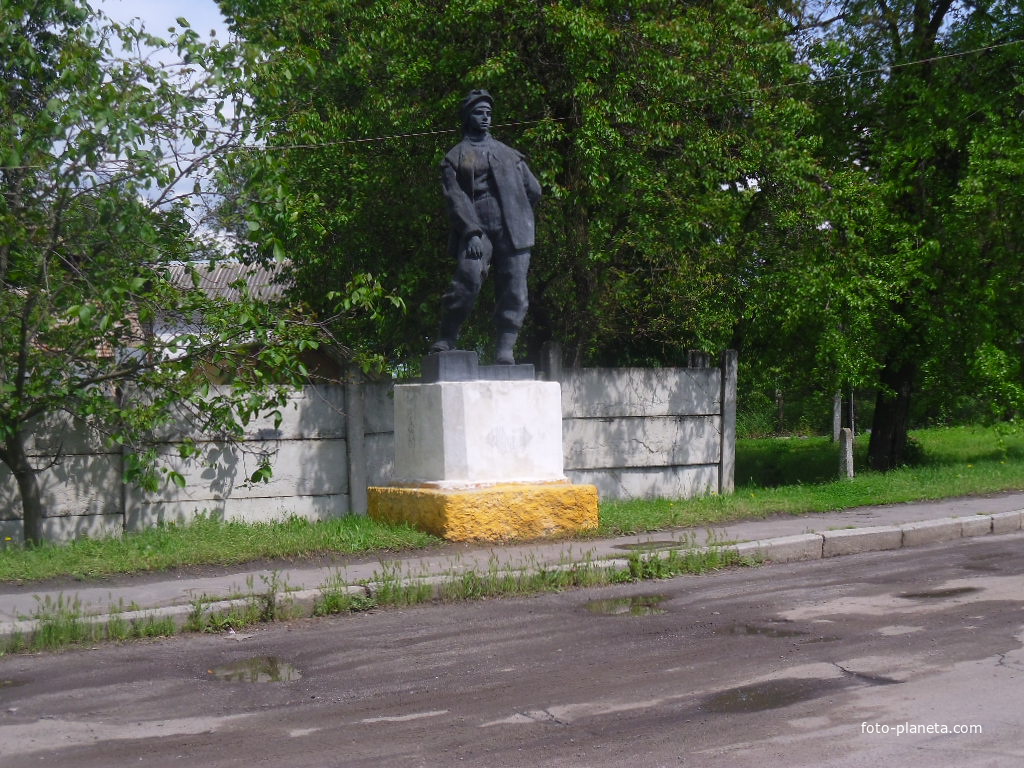 На въезде в Ватутино по обе стороны  дороги,вас встречают скульптуры шахтёров.
