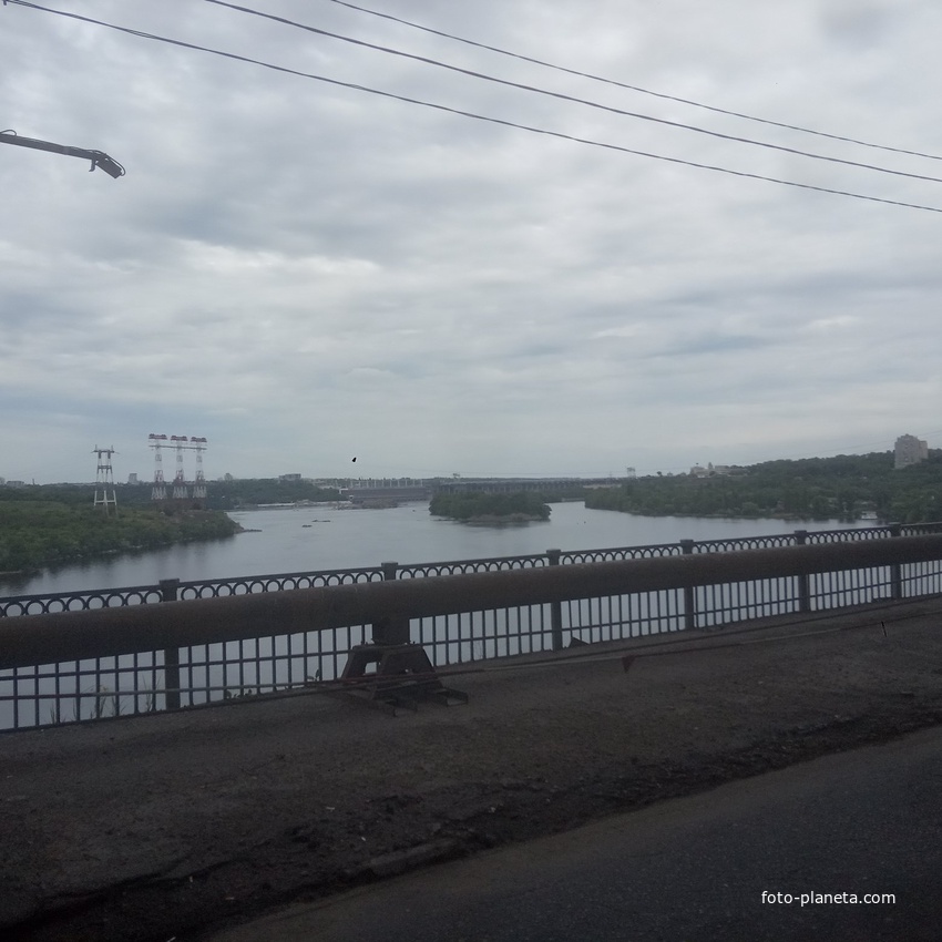 Вид на легендарный ДНЕПРОГЭС с моста Преображенского через Днепр.