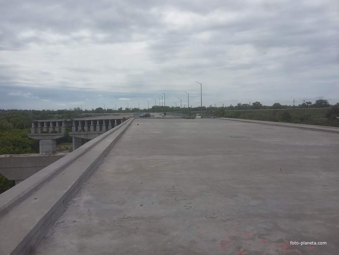 Строительство моста через реку Днепр.