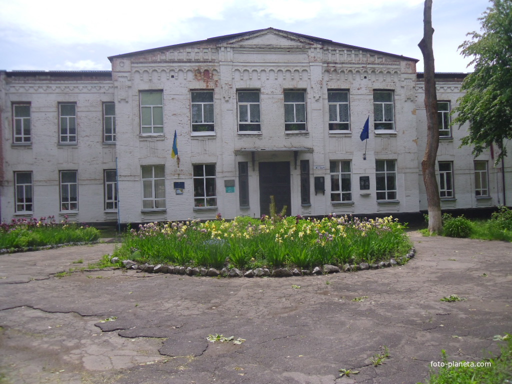 Звенигородская специализированная школа I-III ст. №3 с углубленным изучением иностранных языков.Дореволюционное здание, построенное в 1905 году как коммерческое училище,первый выпуск с которого был в 1911 г.