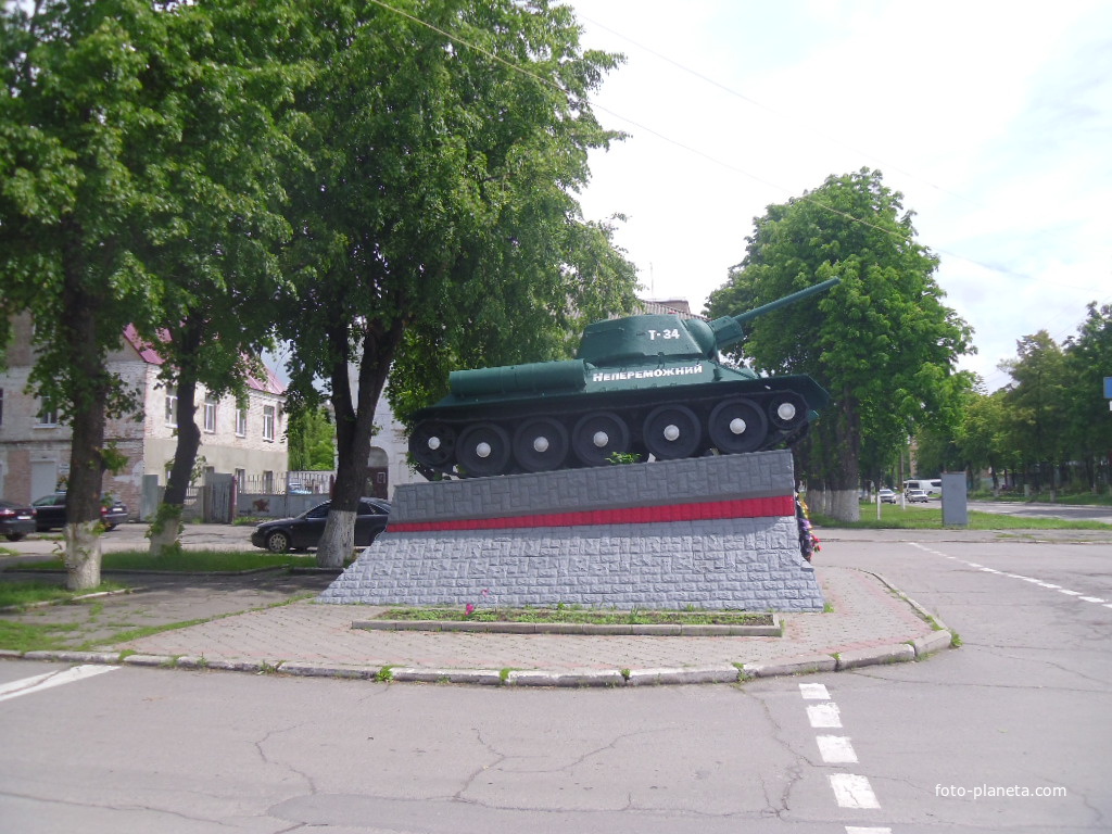 Танк Т-34  установлен на постамент в городе Звенигородка. 25-го мая 1954-го года