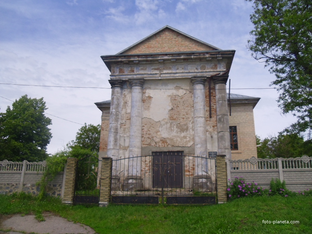 Римско-католическая церковь Преображения Господнего построенная в период 1799 - 1808 г.В советское время детский интернат,с 60-ых автостанция.