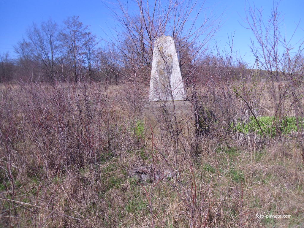 Заброшенный памятник периода гражданской войны.