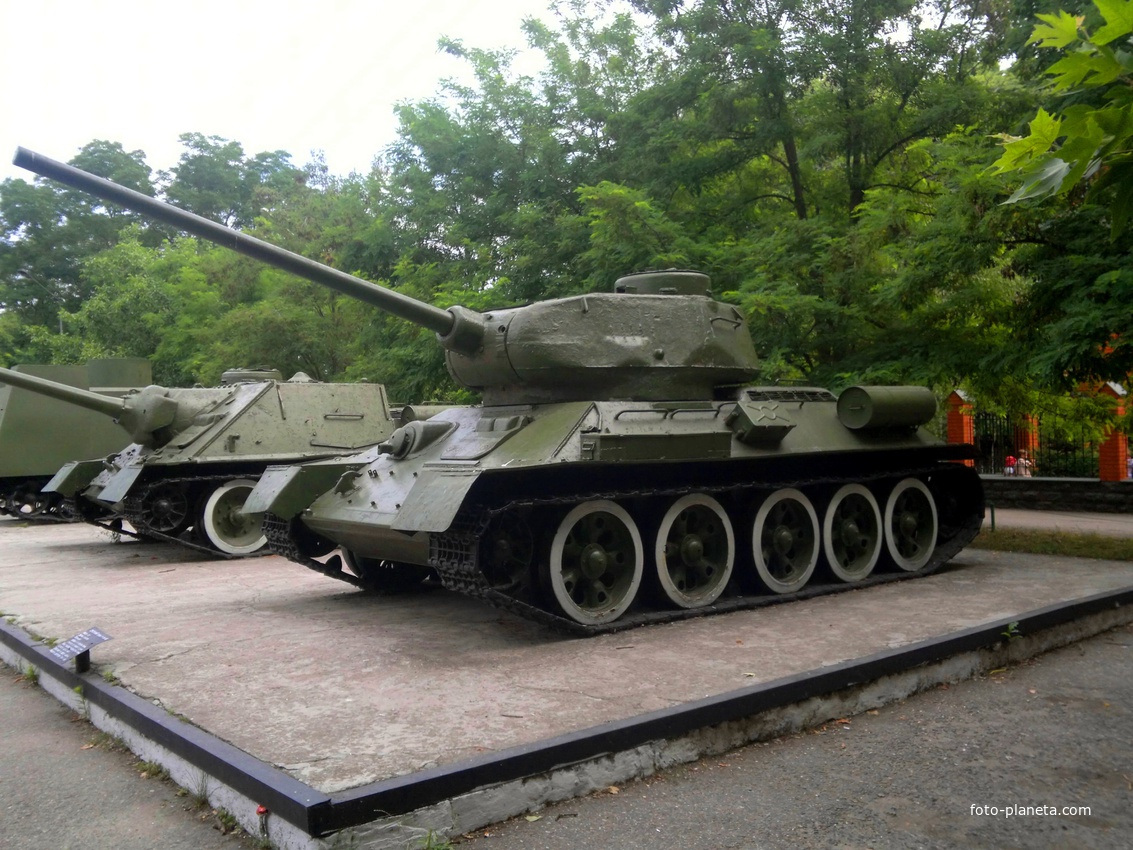 Памятник танку Т - 34-85 (установлен на мемориале 411 Береговая батарея).