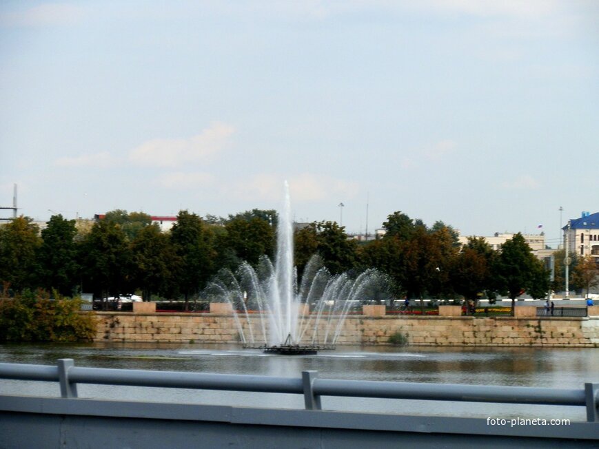 Каскад фонтанов на реке Миасс