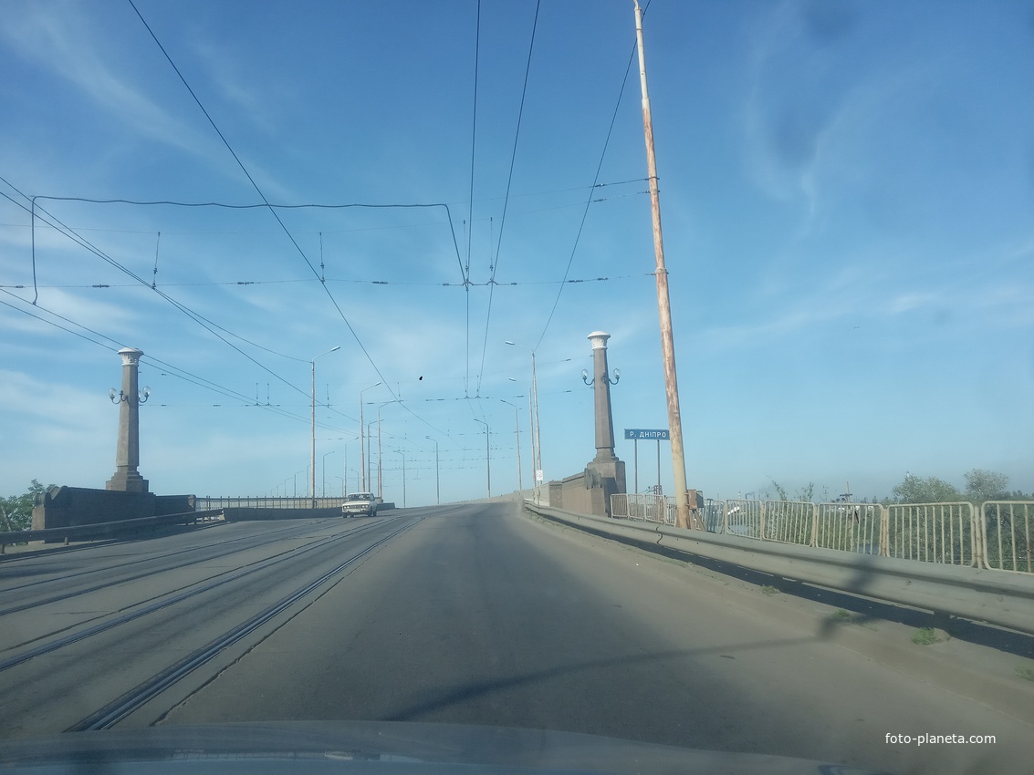 Въезд на Амурский двухъярусный автомобильно-железнодорожный мост через реку Днепр.