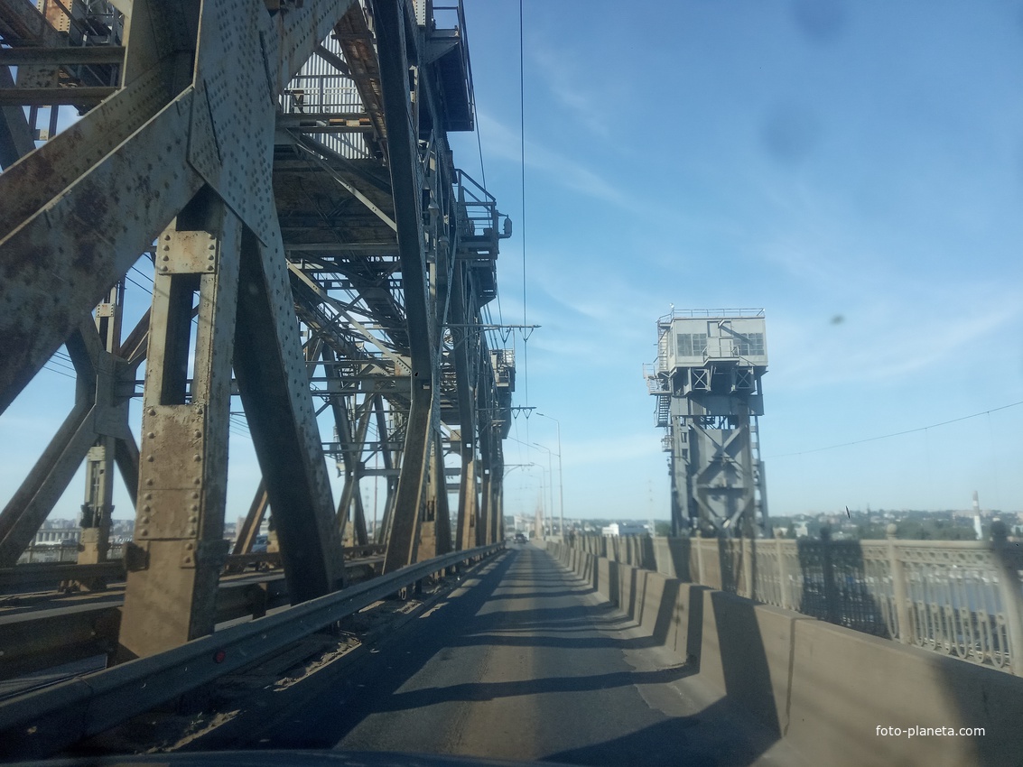 Подъёмная часть двухъярусного автомобильно-железнодорожного моста через реку Днепр.