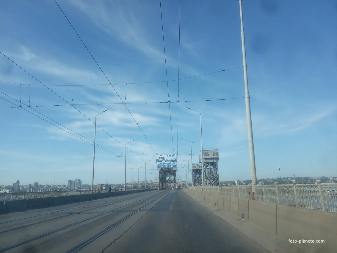 Двухъярусный автомобильно-железнодорожный Амурский мост через реку Днепр.