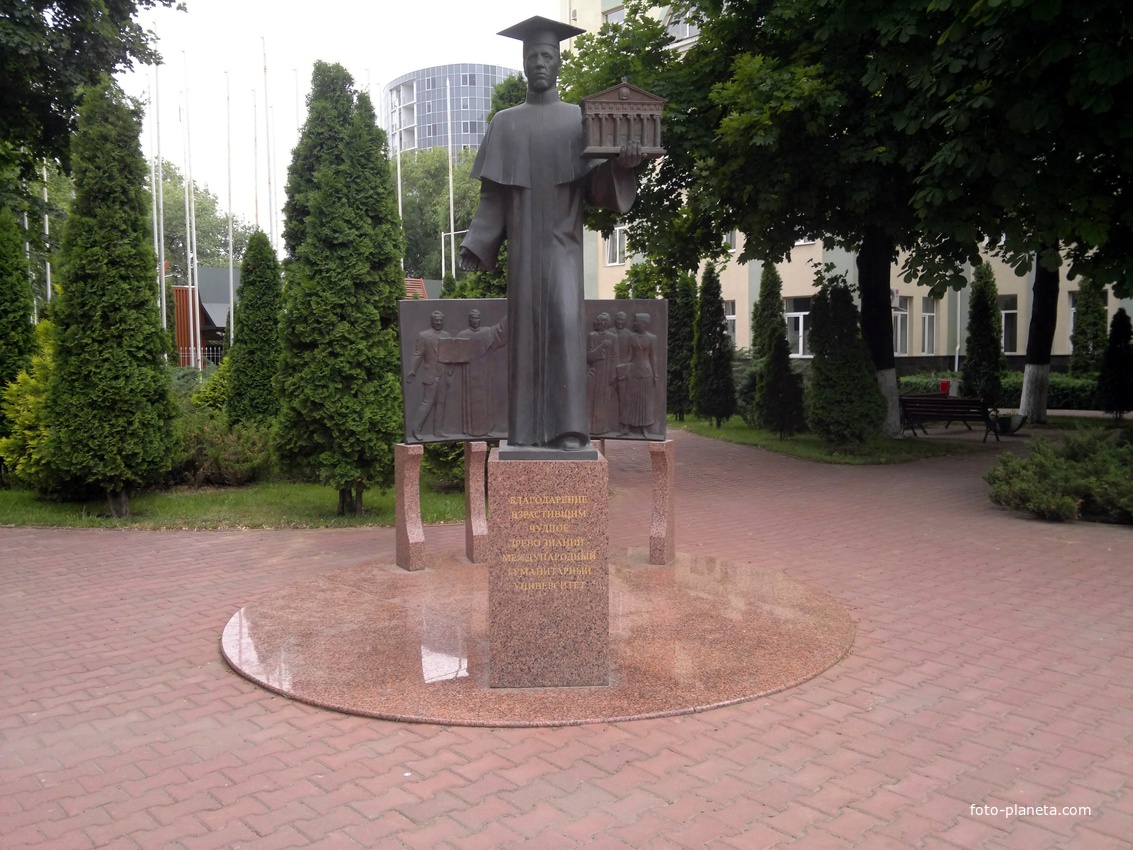 Памятник Сергею Васильевичу Кивалову.